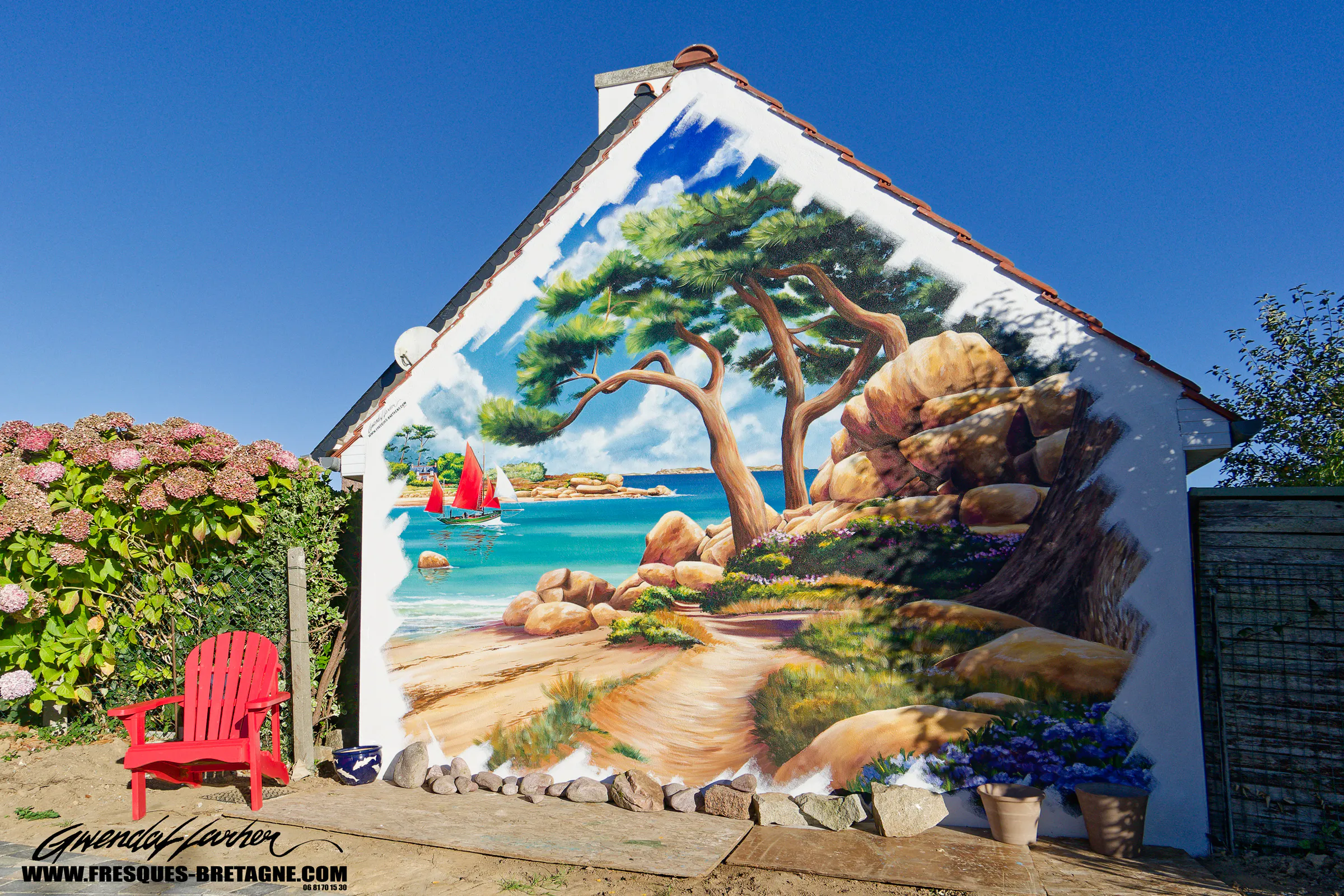 Coin détente sous une fresque en trompe-l'œil figuratif : paysage de Trégastel